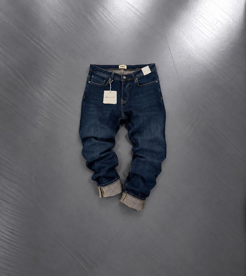 Jeans in Dunkelblau – Produktfoto