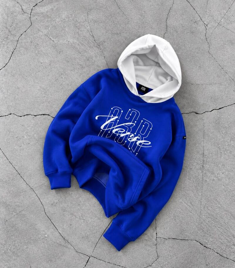Hoodie blu me kapuç të bardhë dhe mbishkrim – foto produkti