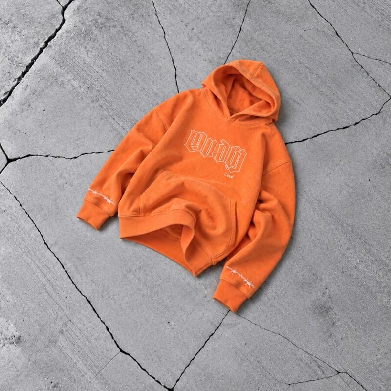 Hoodie portokalli me mbishkrim – foto produkti