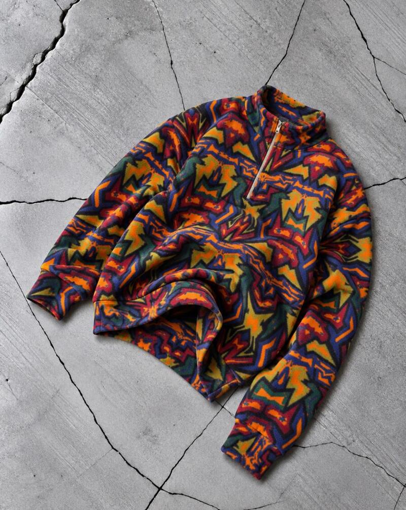 Troyer-Sweatshirt mit buntem Muster – Produktfoto