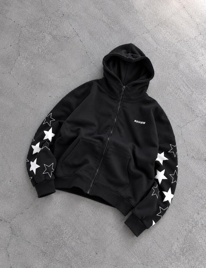 Hoodie e zezë me zinxhir dhe yje në mëngë – foto produkti